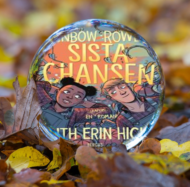 Omslaget till serieromanen Sista chansen av Rainbow Rowell och Faith Erin Hicks syns i en vattendroppe. Vattendroppen ligger på en höstlövstäckt mark.