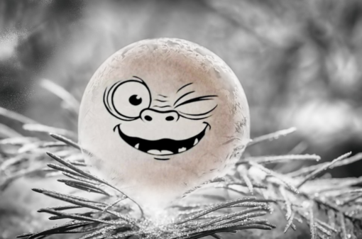 En glad, lurigt blinkande monsteremoji från boken Den lilla onda boken av Magnus Myst inuti en iskula på en frosttäckt grangren.