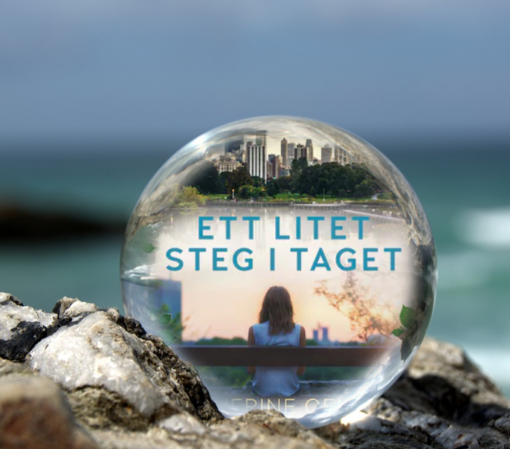 Omslaget till boken Ett litet steg i taget av Katherine Center inuti en liten glaskula som är på en havsklippa med havet i bakgrunden.