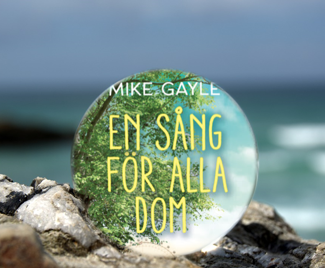 Omslaget till boken En sång för alla dom av Mike Gayle inuti en liten glaskula som är på en havsklippa med havet i bakgrunden.