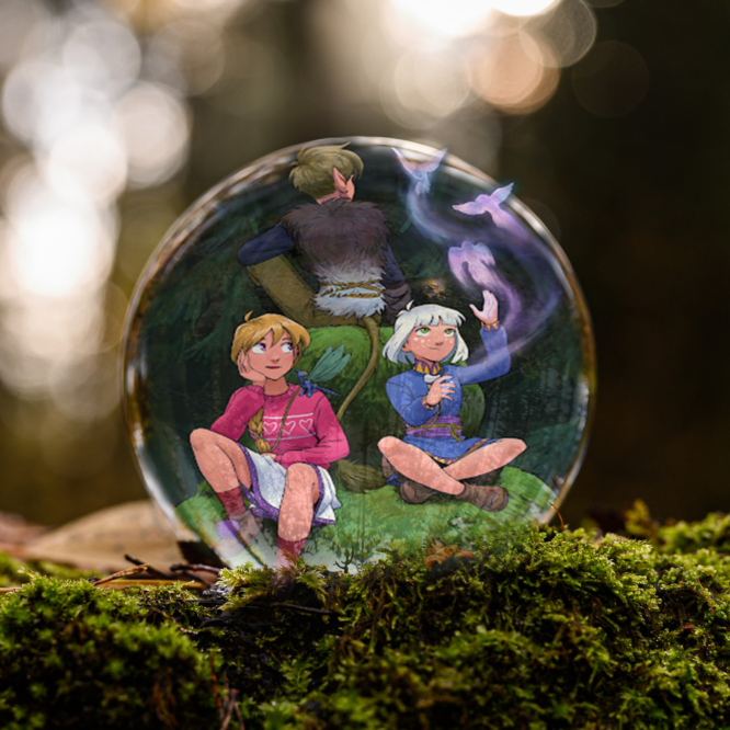 Sonja, Espen och Lotta från serien Norrsken av Malin Falch sitter på några stenklippor och utövar magi inuti en liten glaskula på en bädd av mossa.